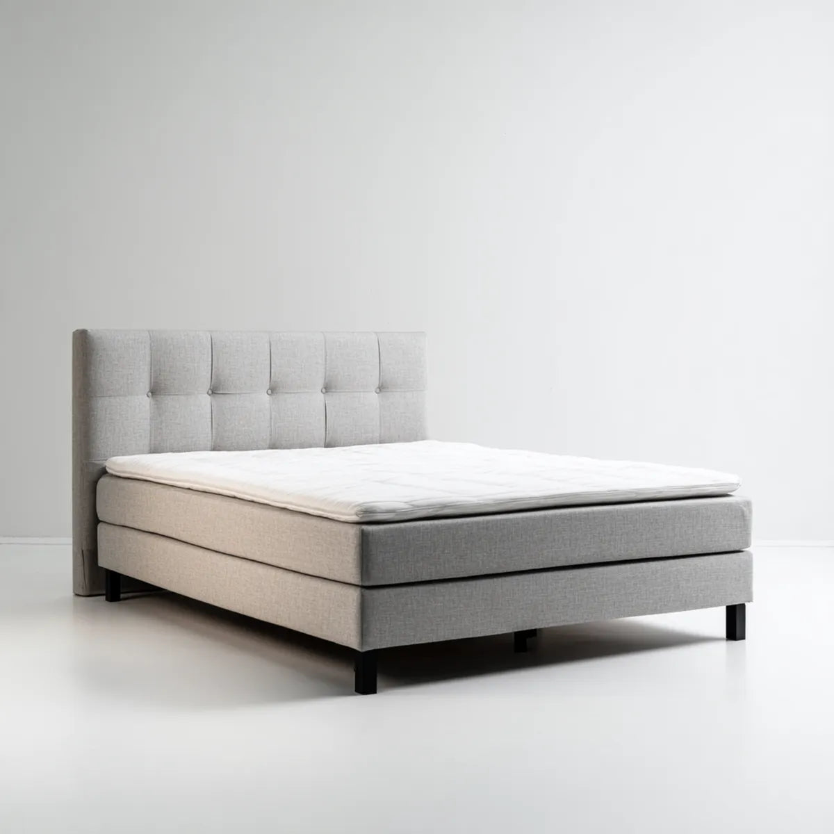 Boxspringbett Hellgrau 180 x 200 cm mit Polyesterbezug und gepolstertem Kopfteil